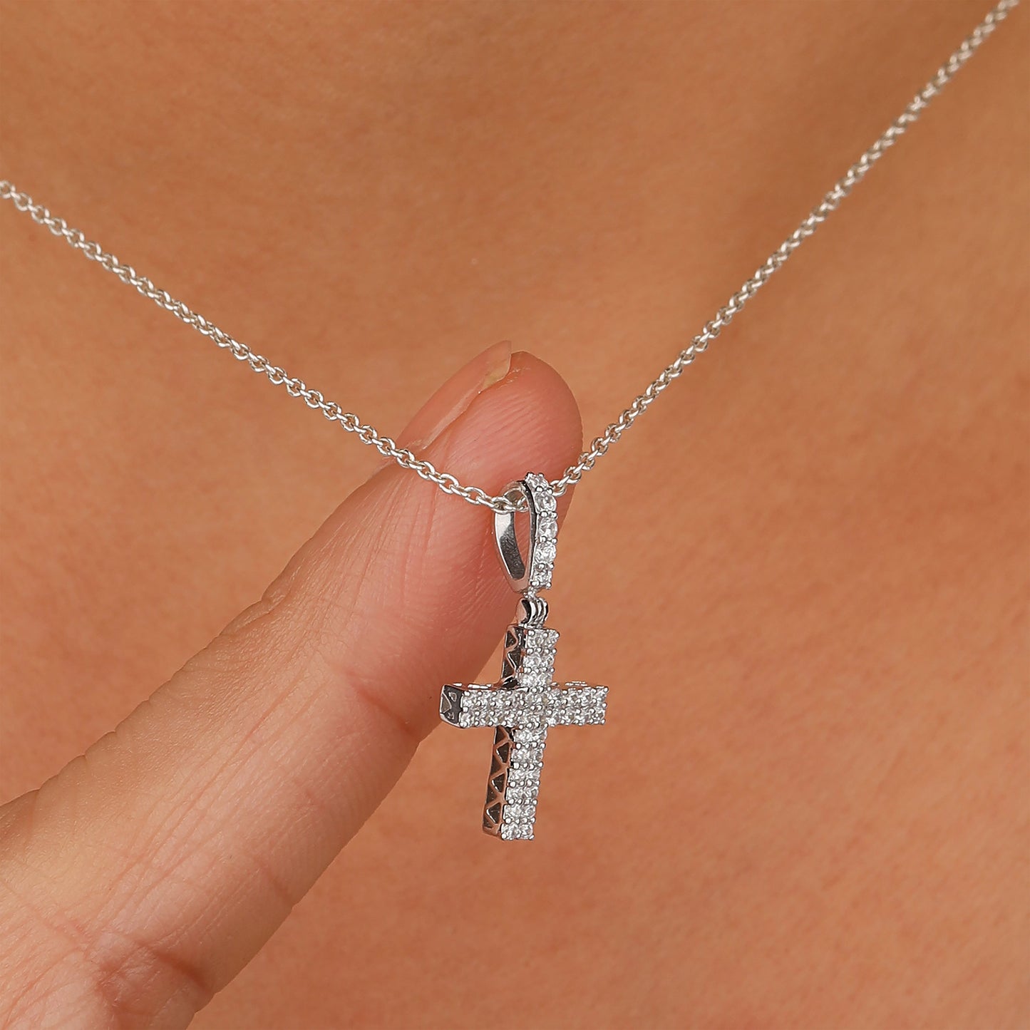 Silver cross pendant necklace 
