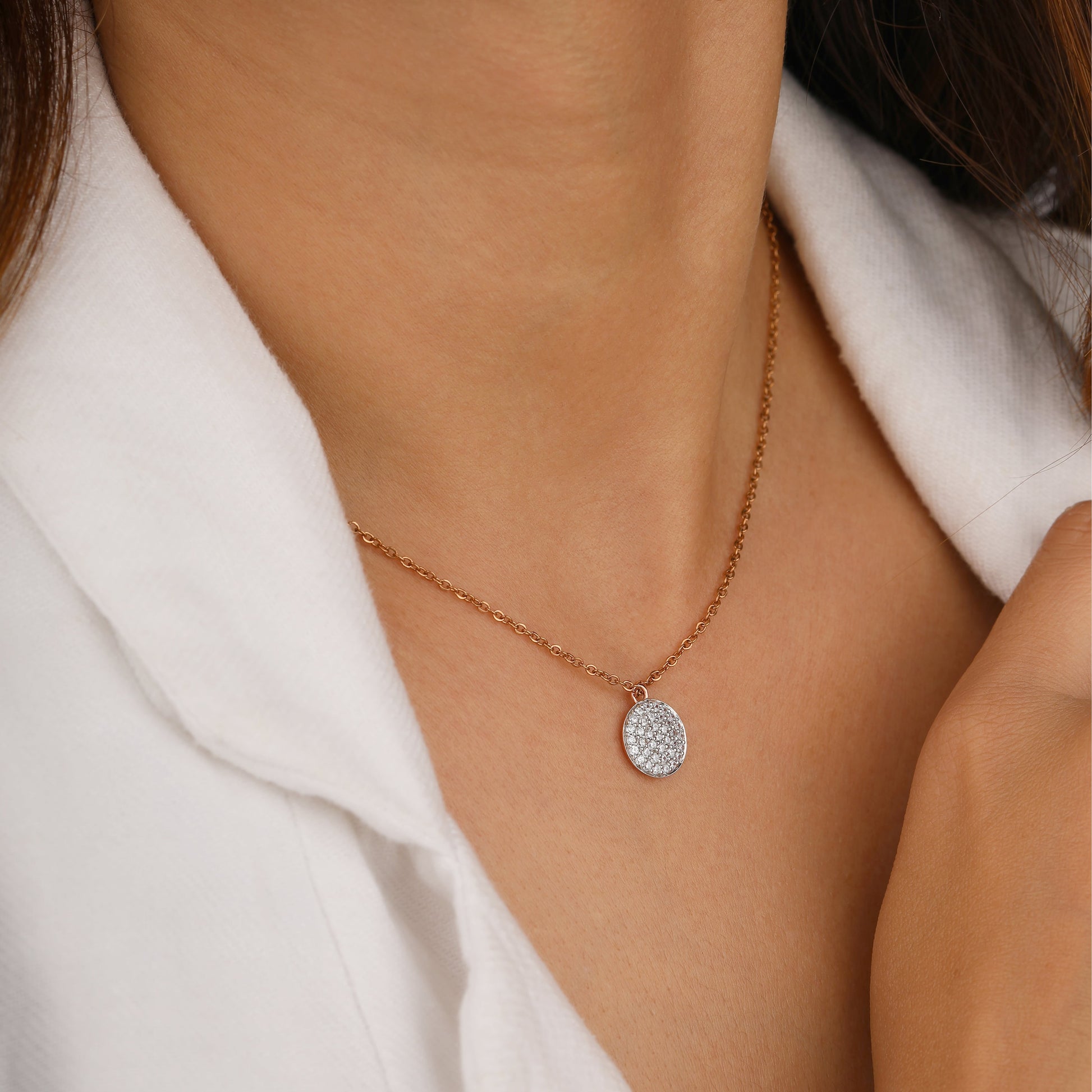 Necklace with a round pendant 
