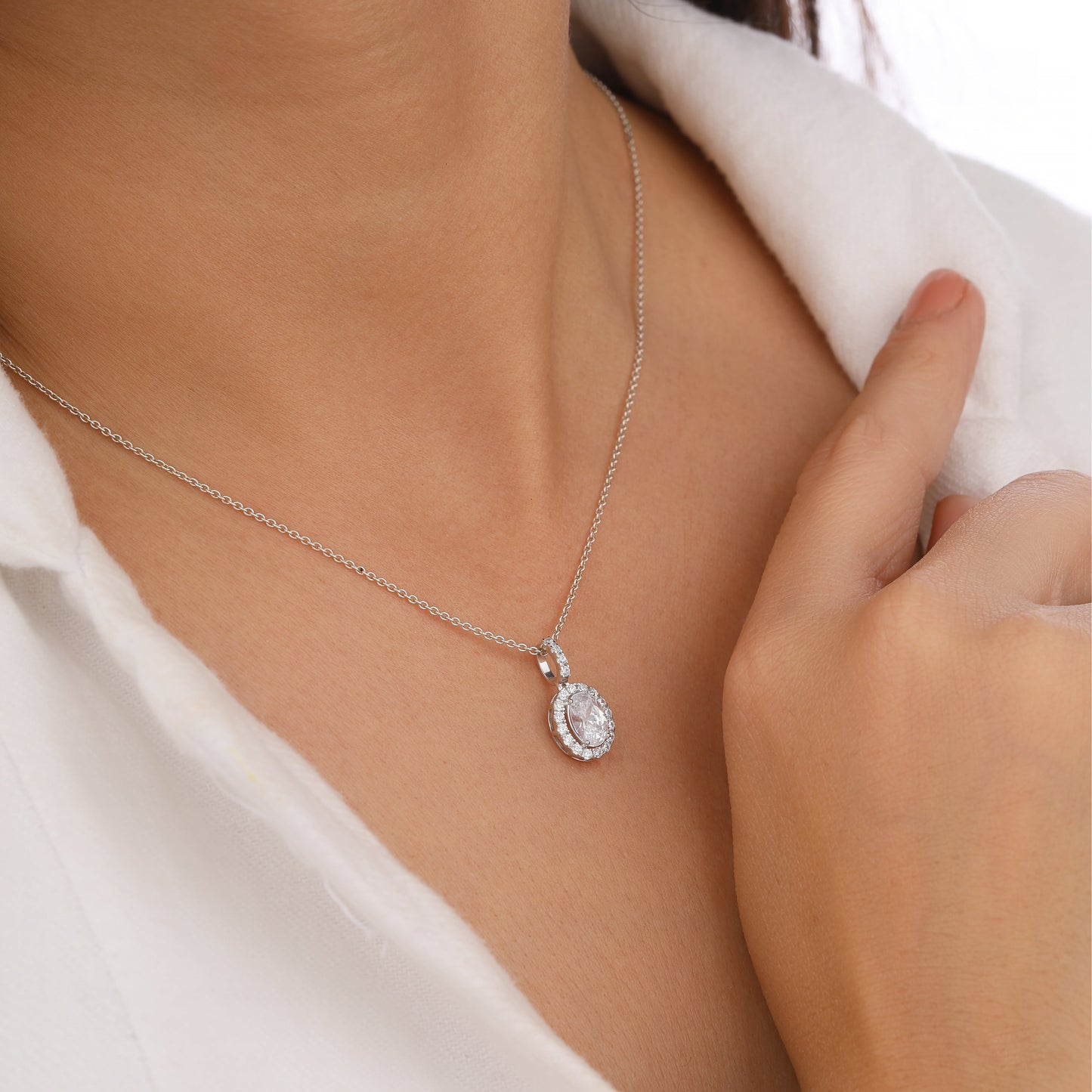 Silver necklace with a pendant 