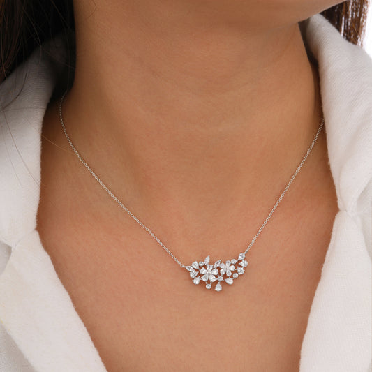 Silver necklace with a floral pendant 