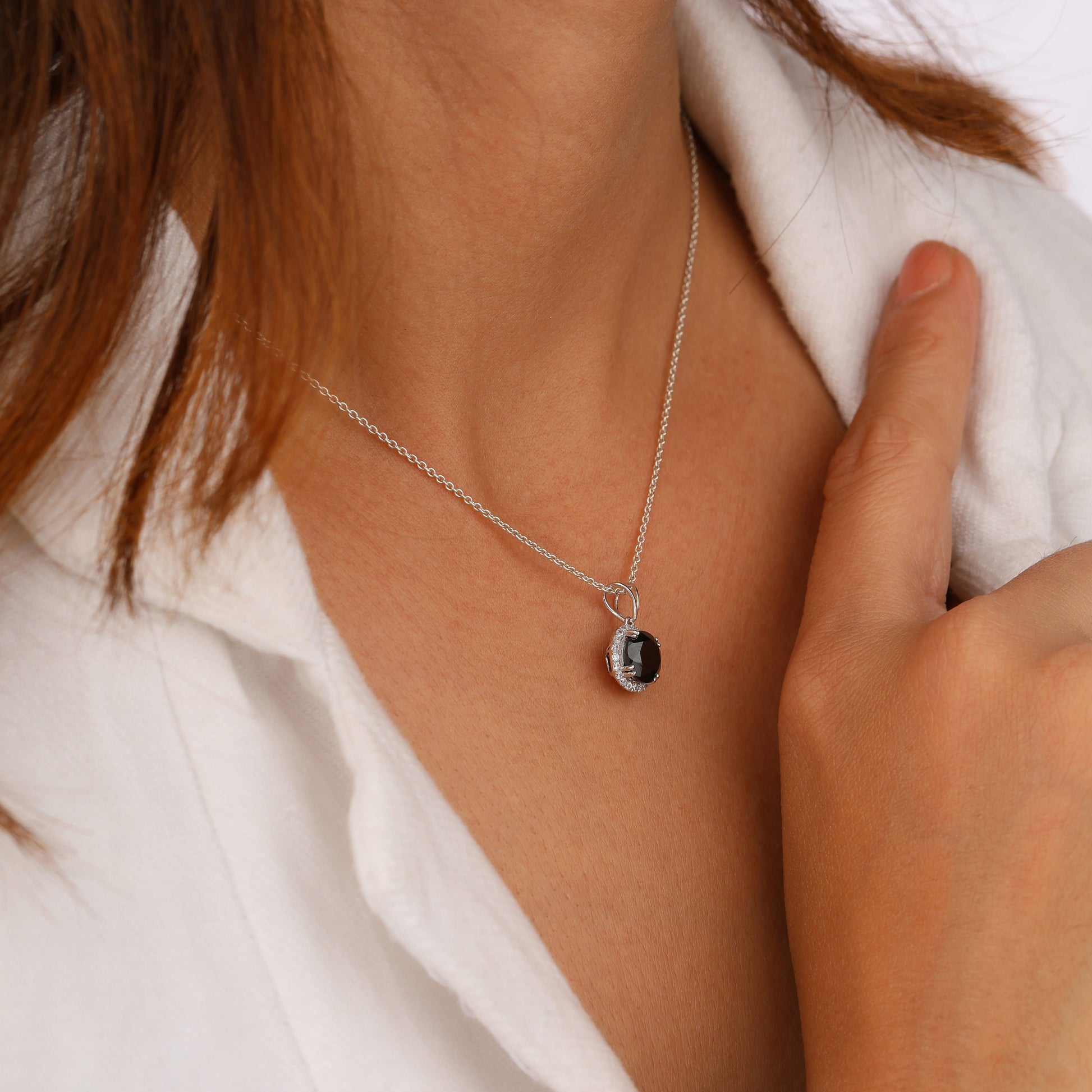 Round diamond necklace, black