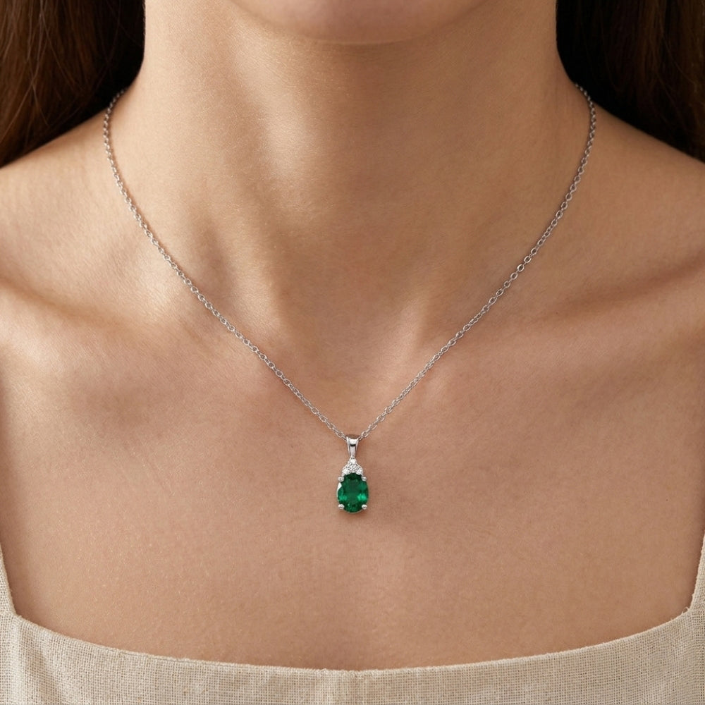 Green gemstone necklace 