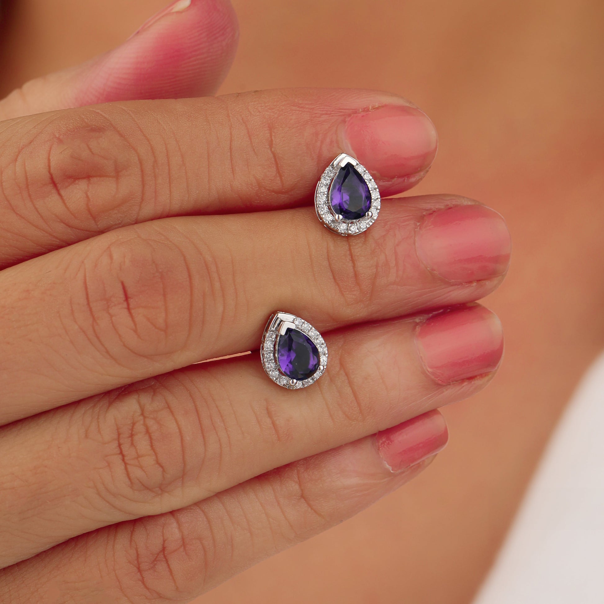Teardrop-shaped purple gemstone earrings 