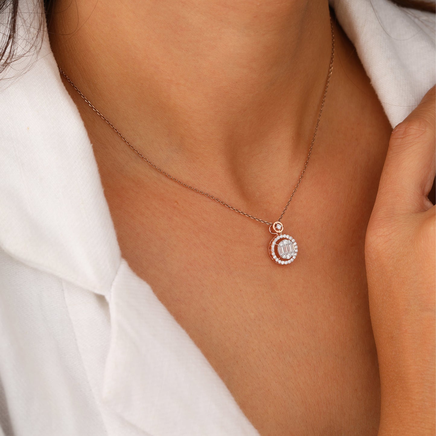 Necklace with a circular pendant 