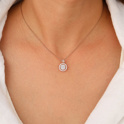 Necklace with a round pendant 