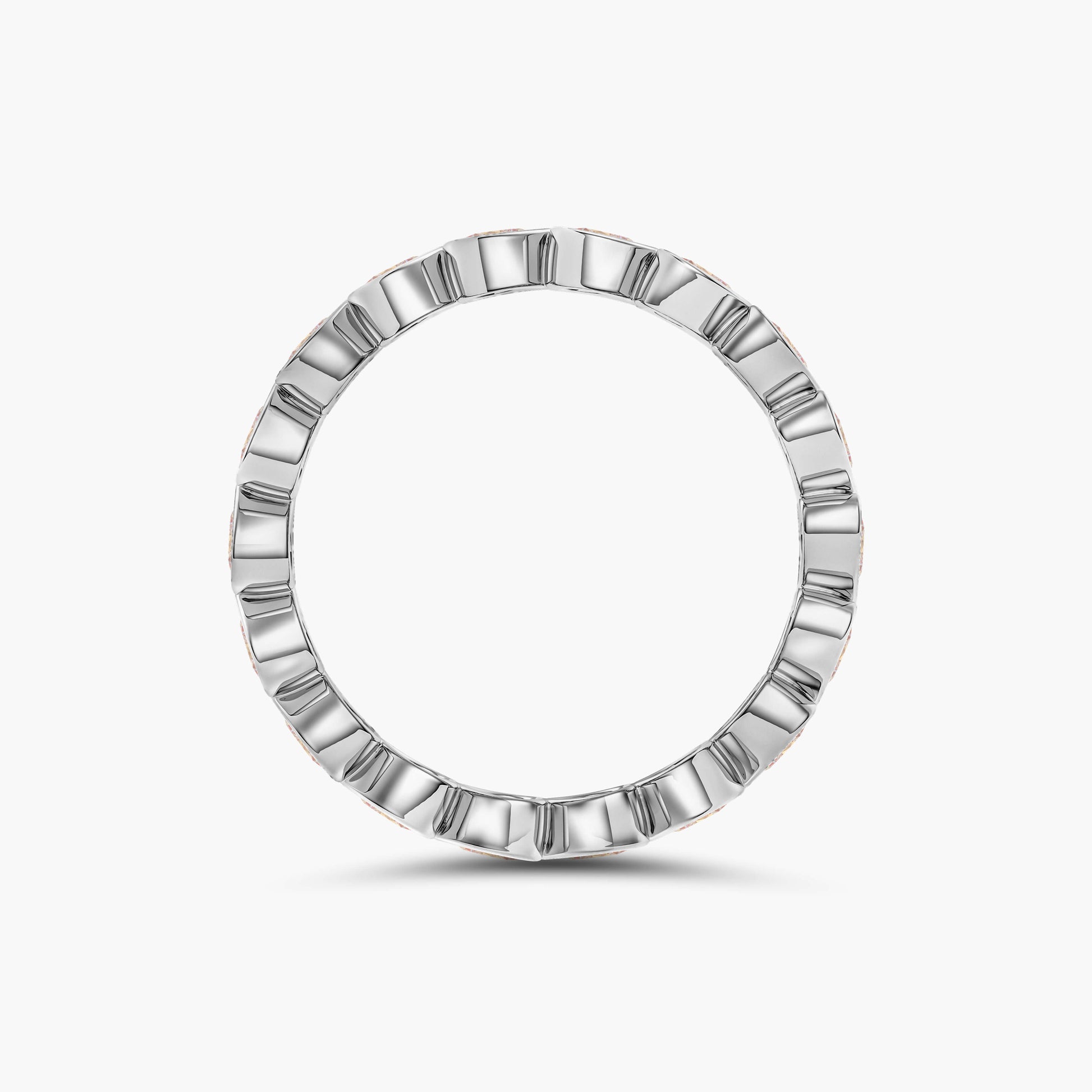 Silver ring with a geometric design 