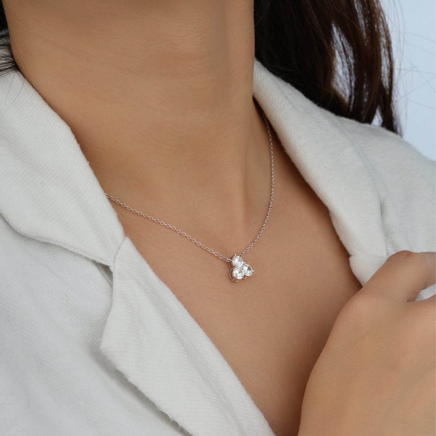 How to choose a trio diamond silver chain necklace?