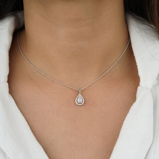 Teardrop-shaped pendant necklace 