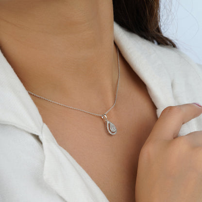 Necklace with a teardrop-shaped pendant 