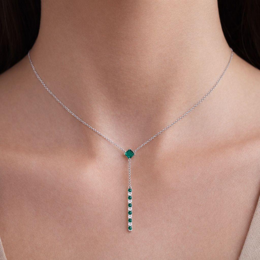 Necklace with a green gemstone pendant 