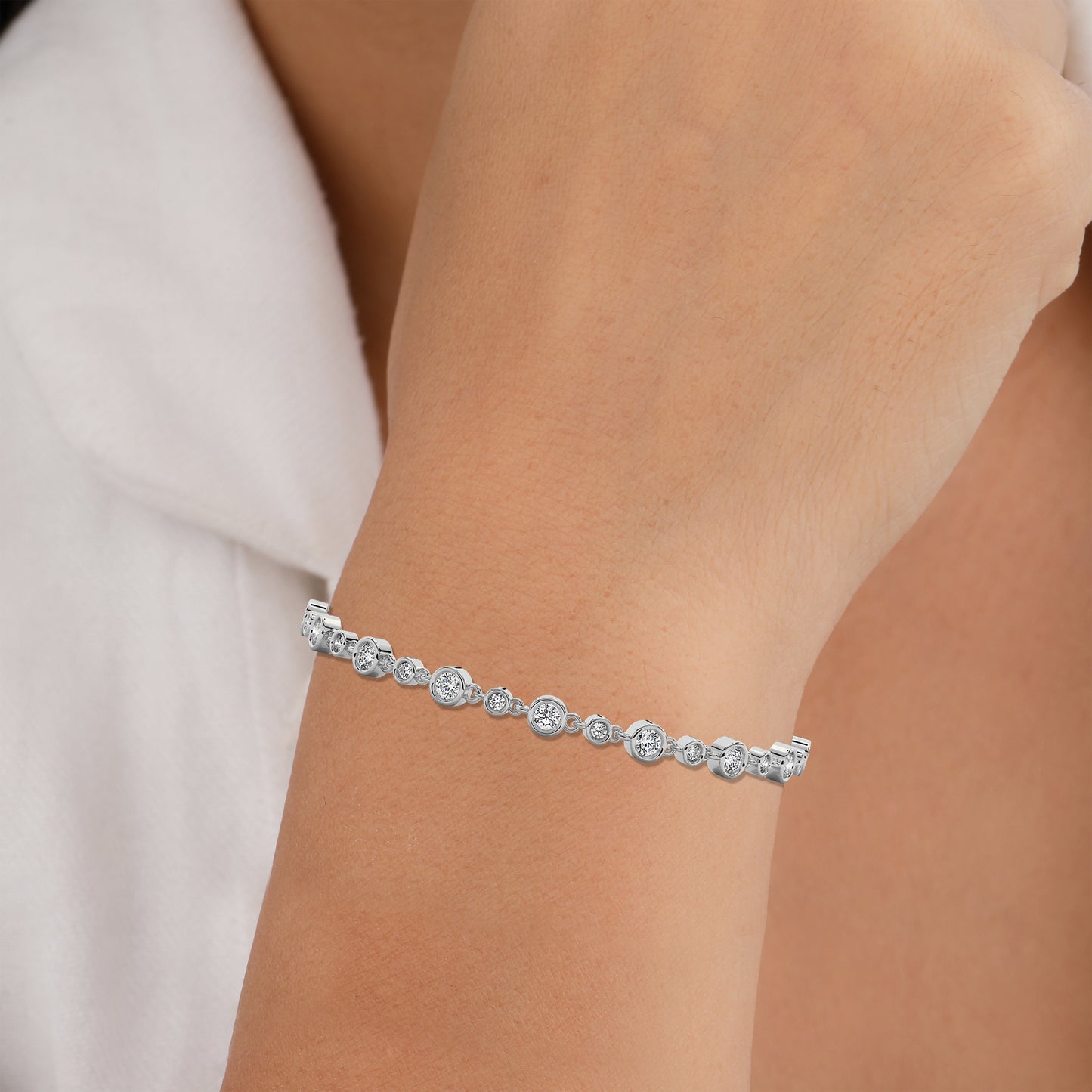 Silver bracelet with small diamonds 