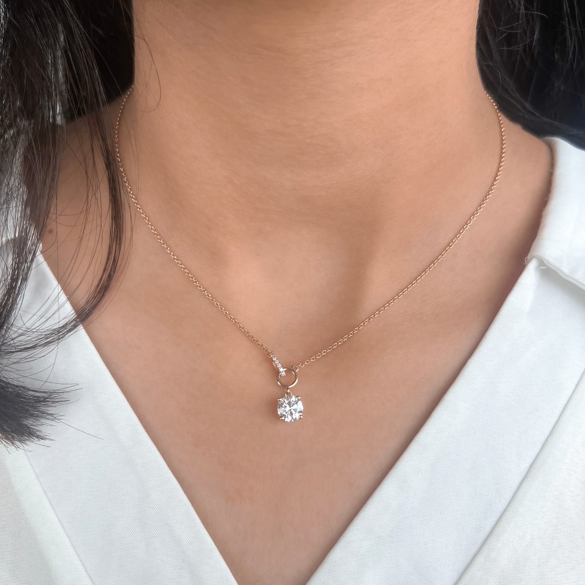 Necklace with a diamond pendant 